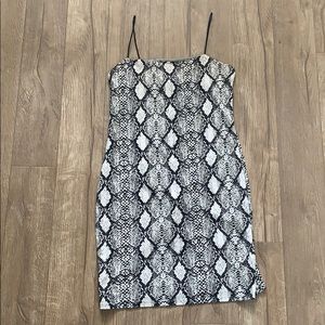Snake pattern mini dress b/w